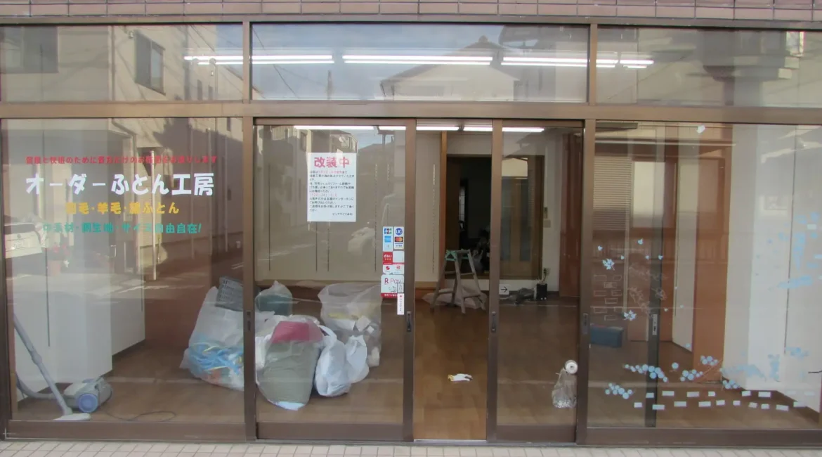 改装工事前の商品や什器の撤去作業