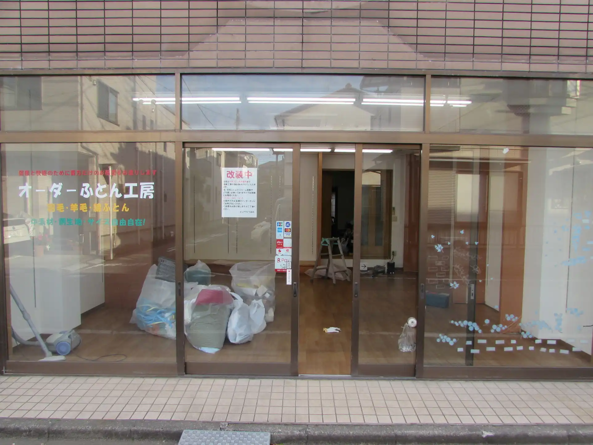 改装工事前の商品や什器の撤去作業