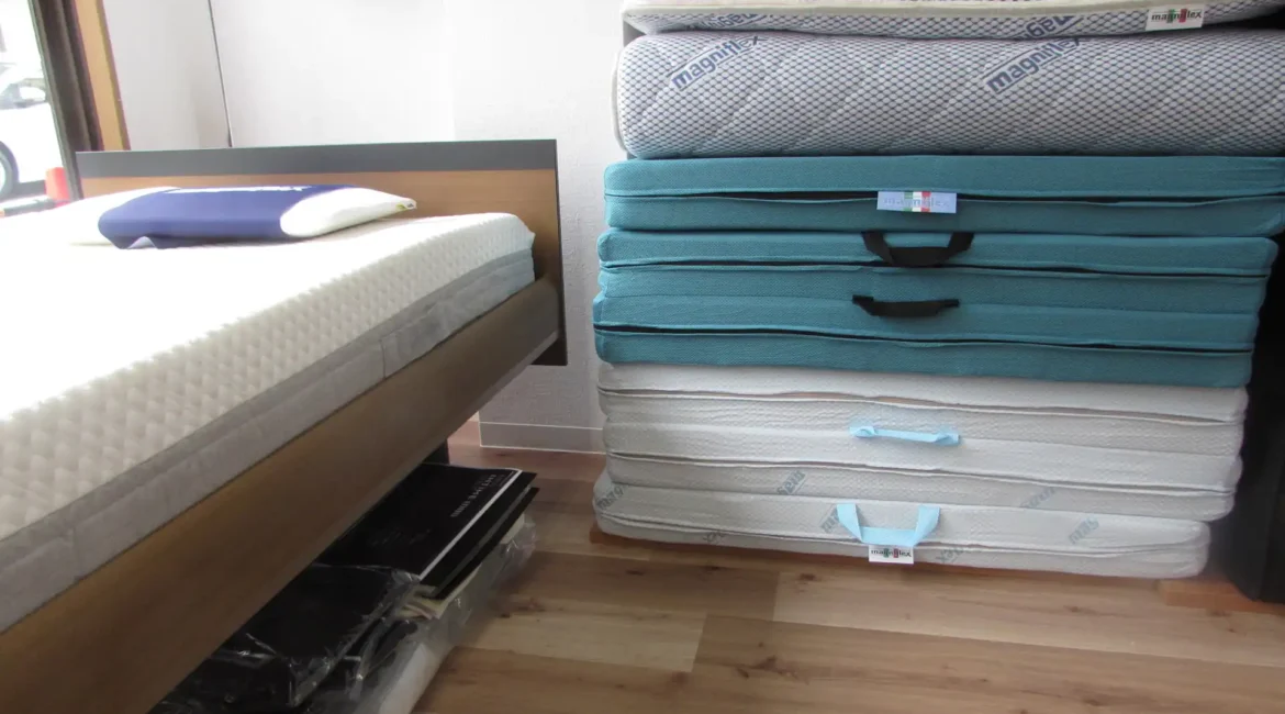 ベッドの脇にマットレスが重ねられている