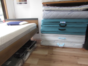 ベッドの脇にマットレスが重ねられている