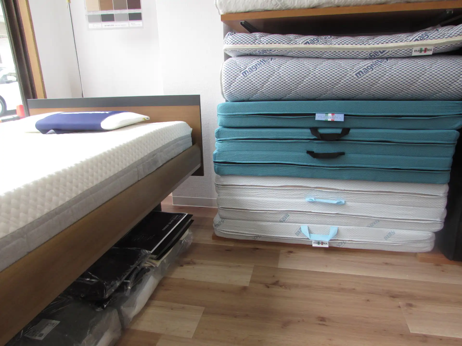 ベッドの脇にマットレスが重ねられている