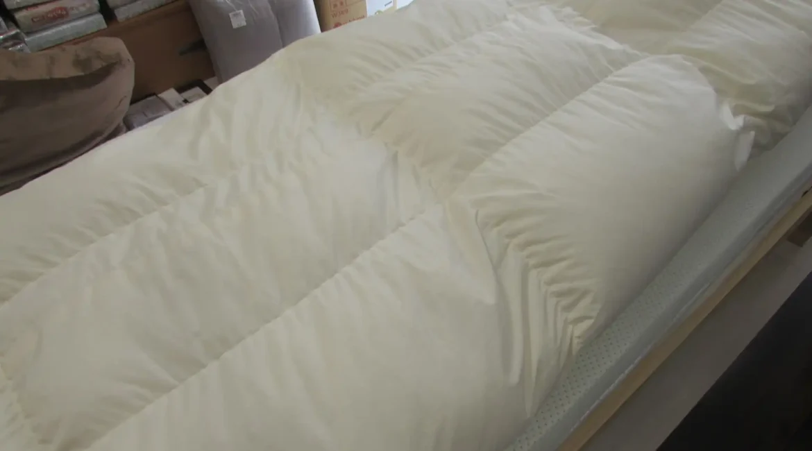 白い羽毛布団