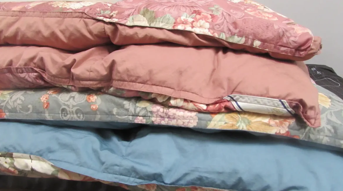 ピンクと青の羽毛布団が重なっている