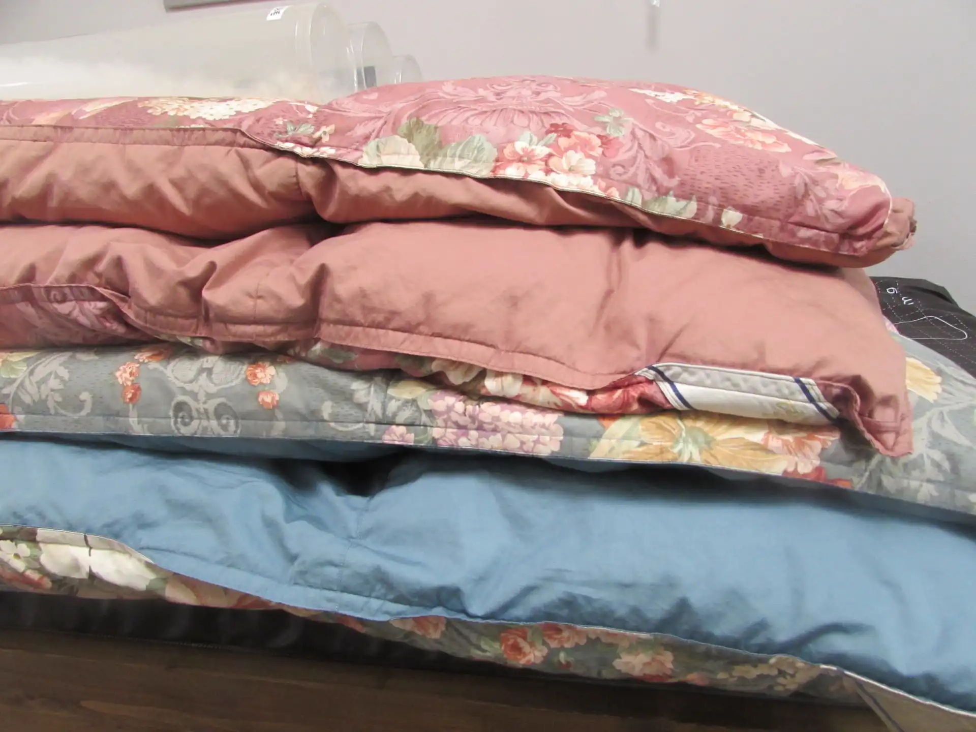 ピンクと青の羽毛布団が重なっている