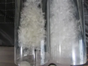 透明な筒に入った羽毛