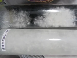 透明な筒に入った羽毛
