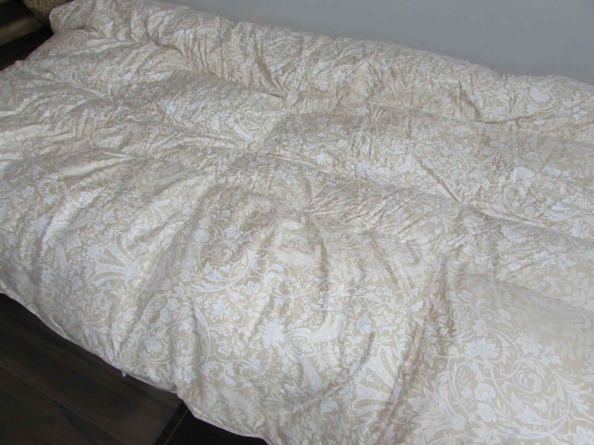 白い柄の羽毛布団