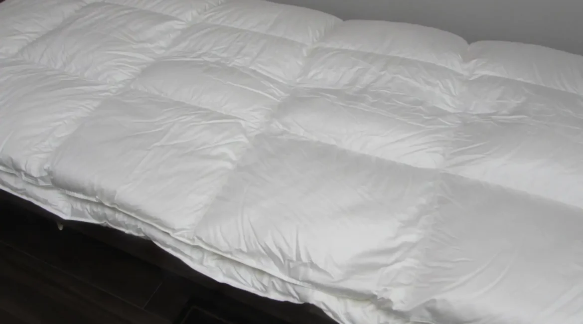 白い羽毛布団