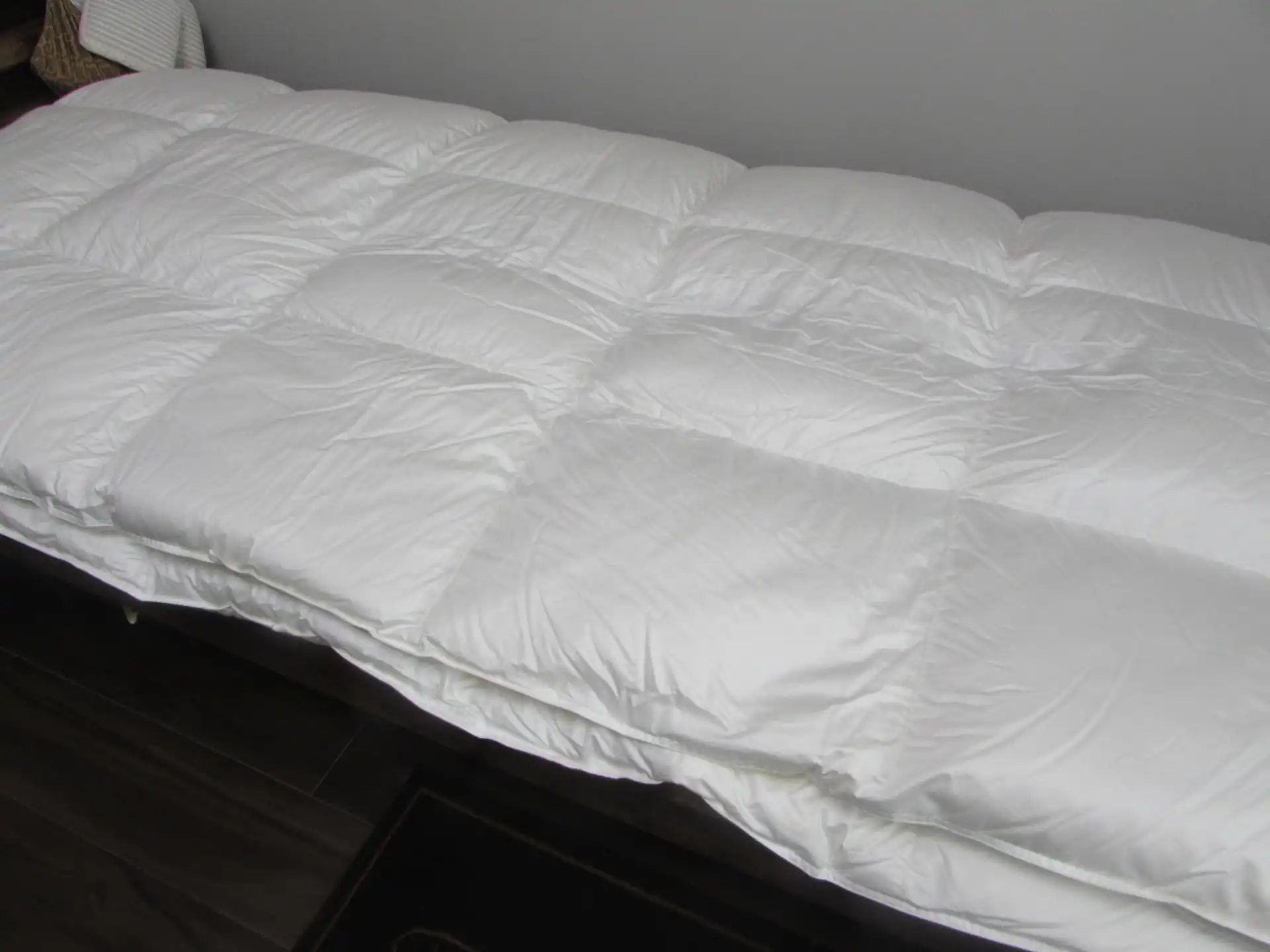 白い羽毛布団