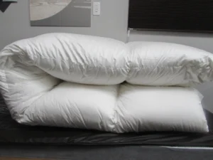 白い二つに折りたたまれた羽毛布団