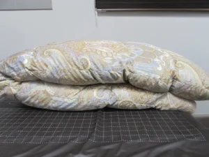 二つに折りたたまれた羽毛布団