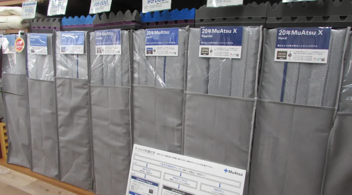 ケースに入ったマットレスが縦に並ぶ