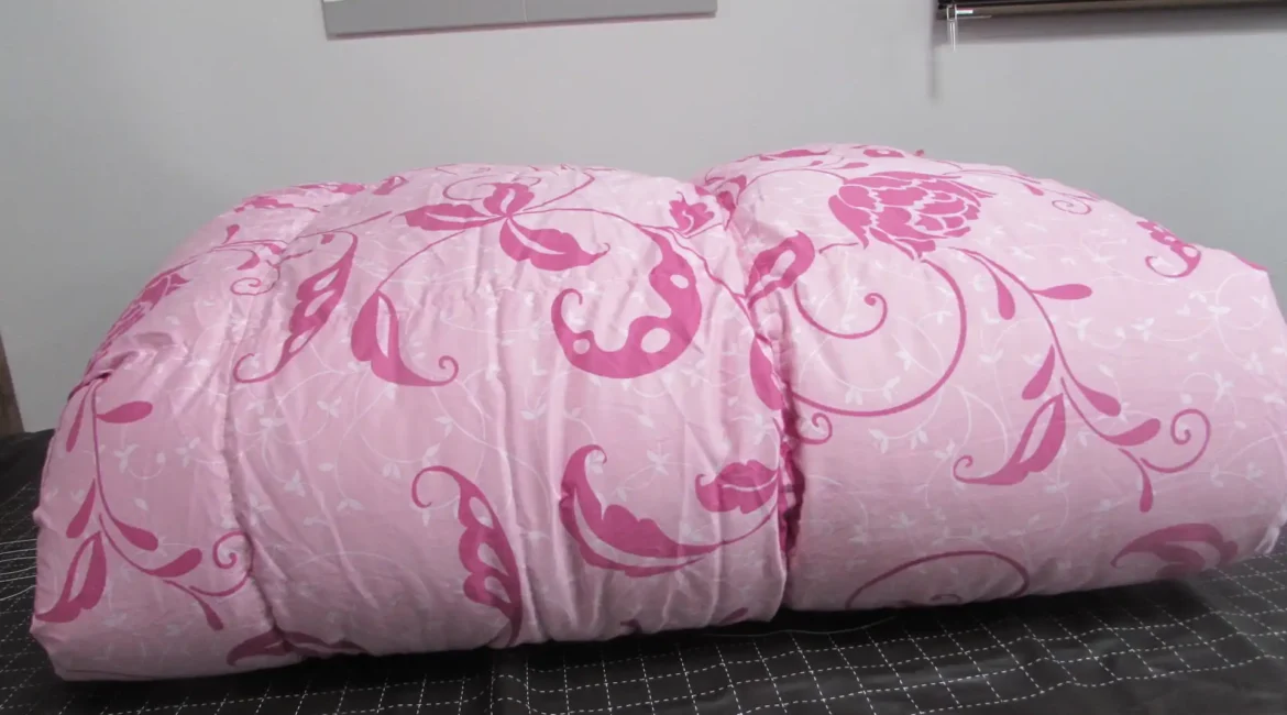 ピンク色の羽毛布団