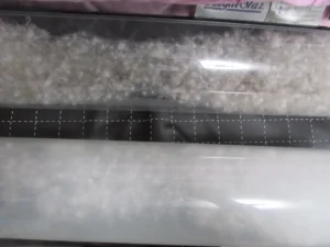 透明な筒に入った新しい羽毛と古い羽毛