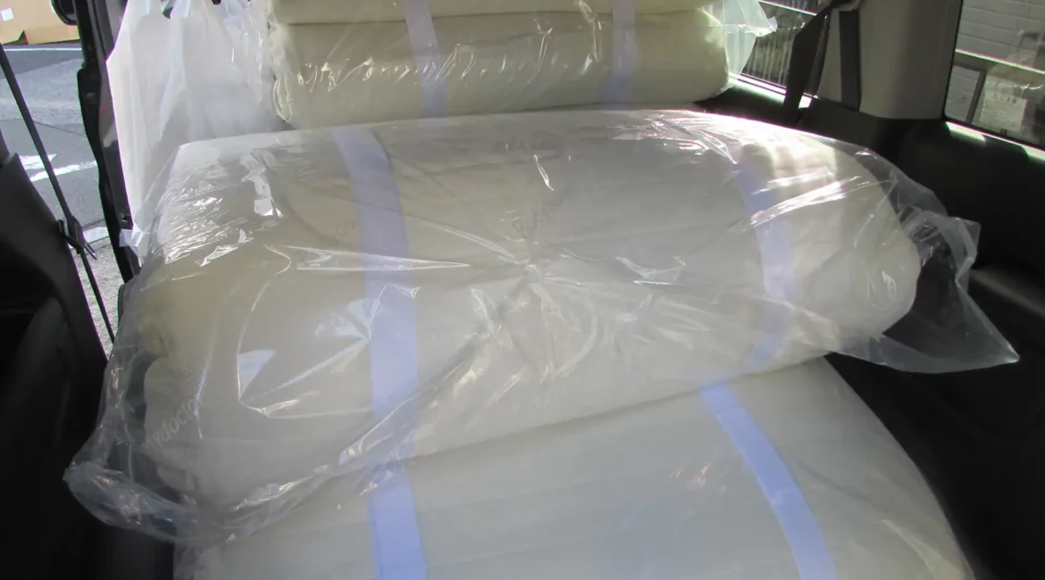 車に積まれたマットレス