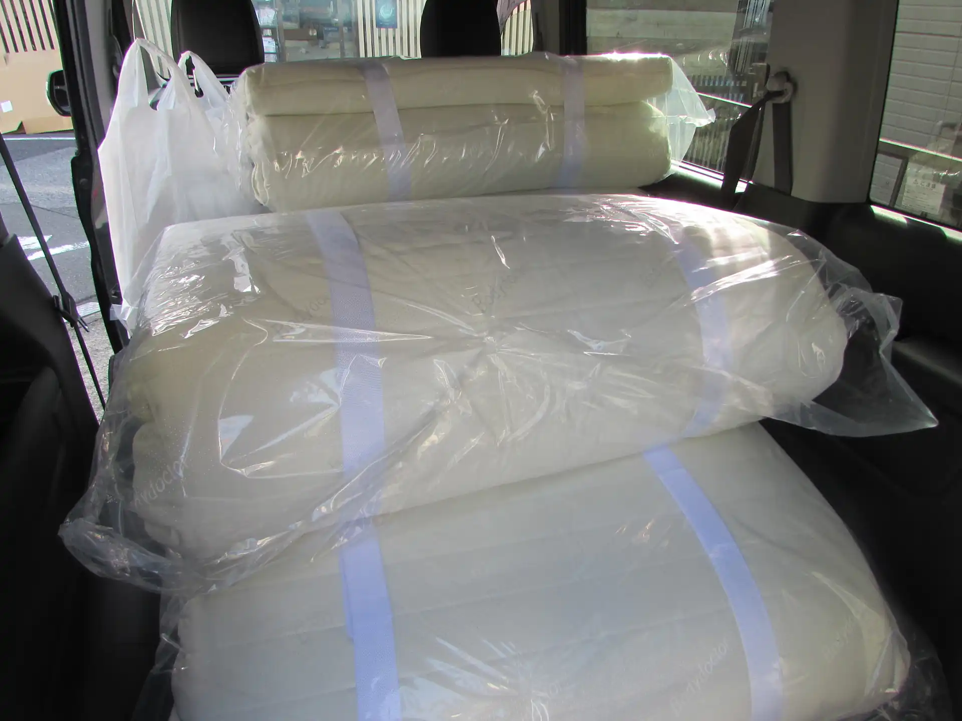 車に積まれたマットレス