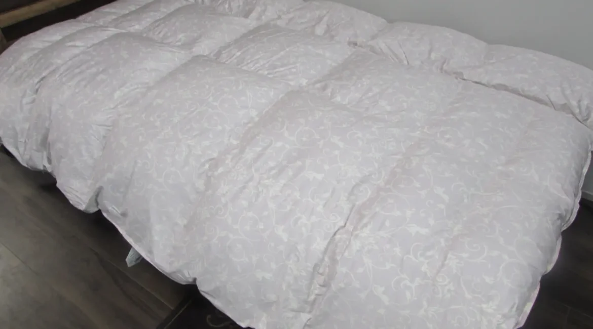 薄いピンク色の羽毛布団