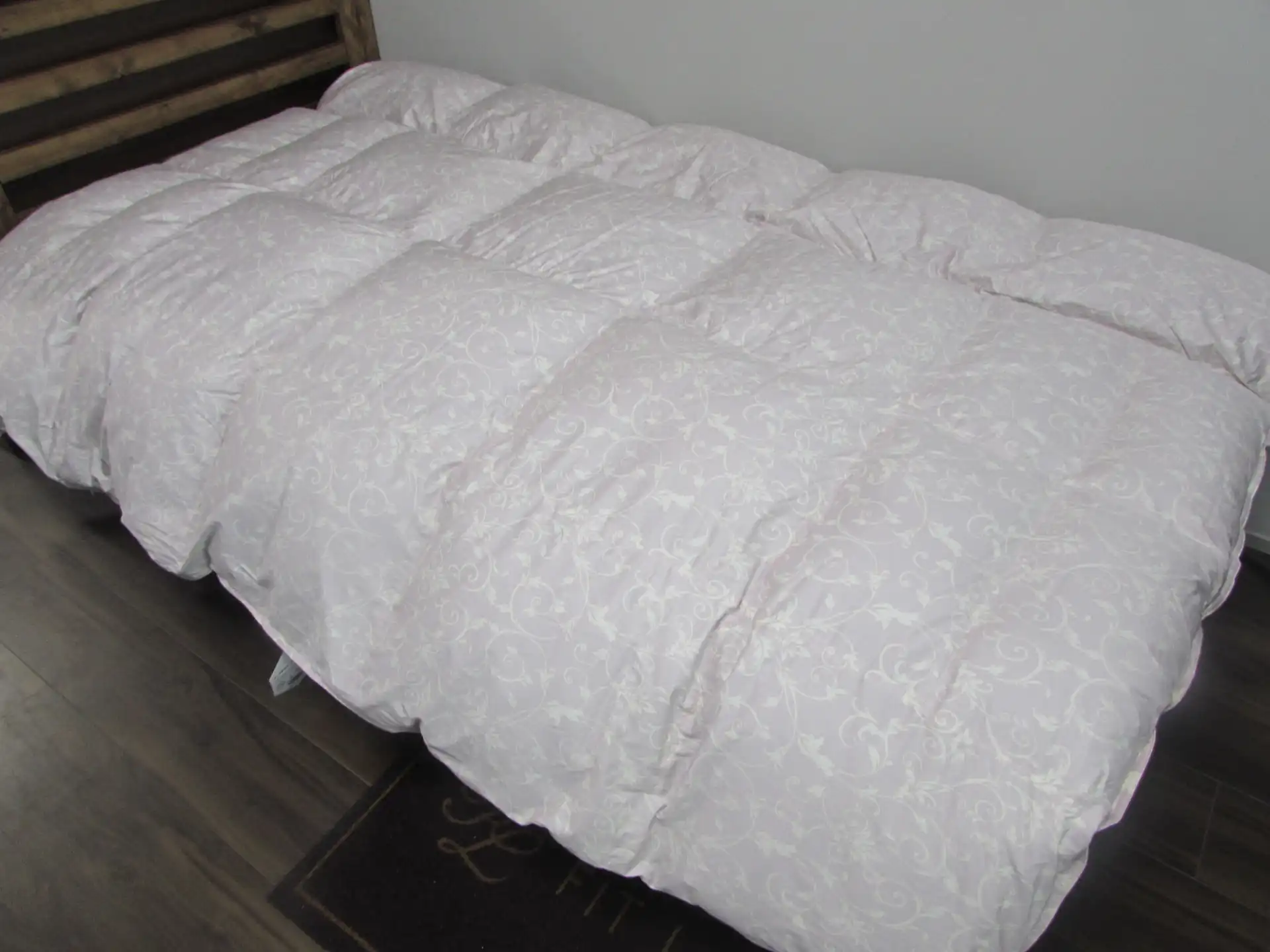 薄いピンク色の羽毛布団