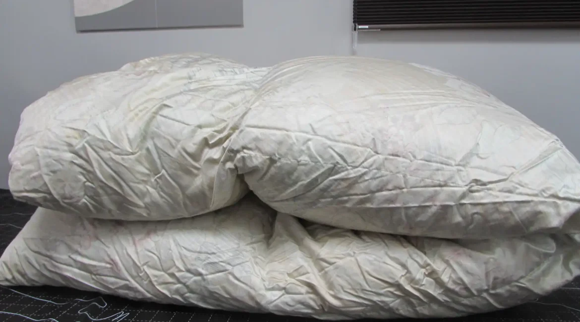 二つに折りたたまれた羽毛布団