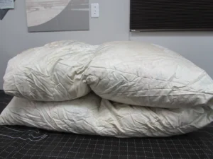 二つに折りたたまれた羽毛布団