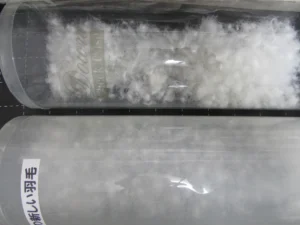 透明な筒に入った新しい羽毛と古い羽毛
