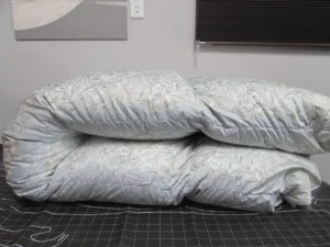二つに折りたたまれた羽毛布団