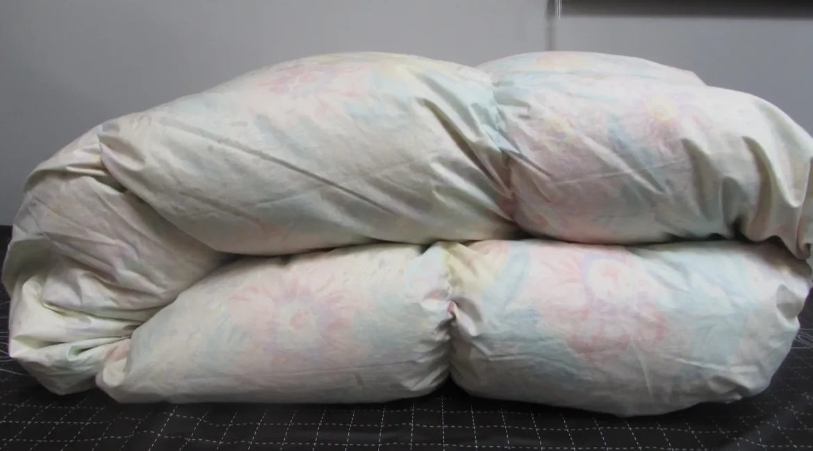 二つに折りたたまれた羽毛布団