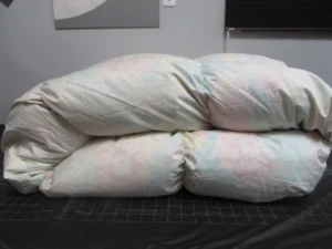 二つに折りたたまれた羽毛布団