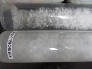 透明な筒に入った新しい羽毛と古い羽毛