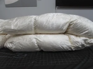 二つに折りたたまれた羽毛布団