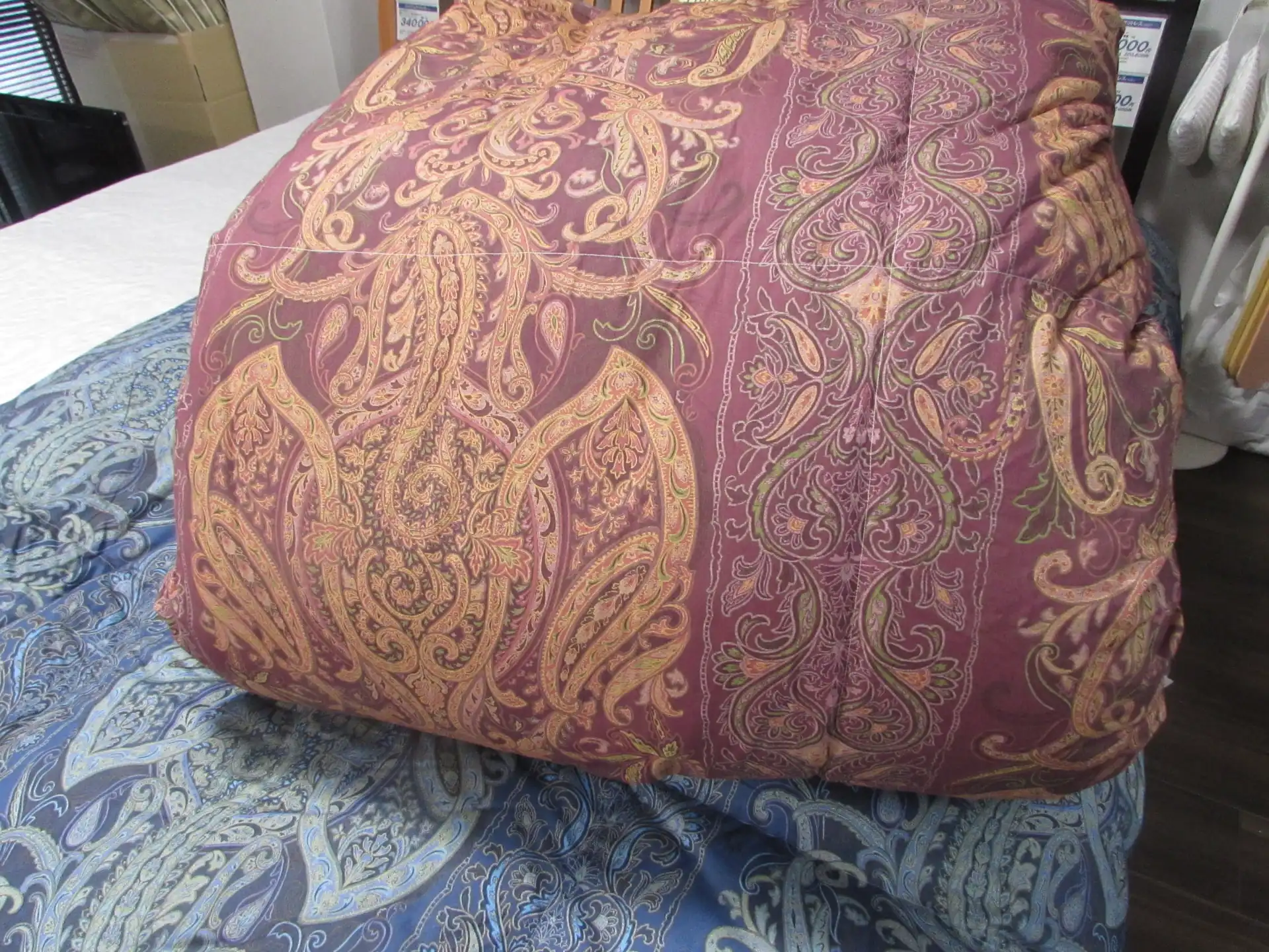 ダックダウン９０％増量タイプの１,３ｋｇ羽根ふとん