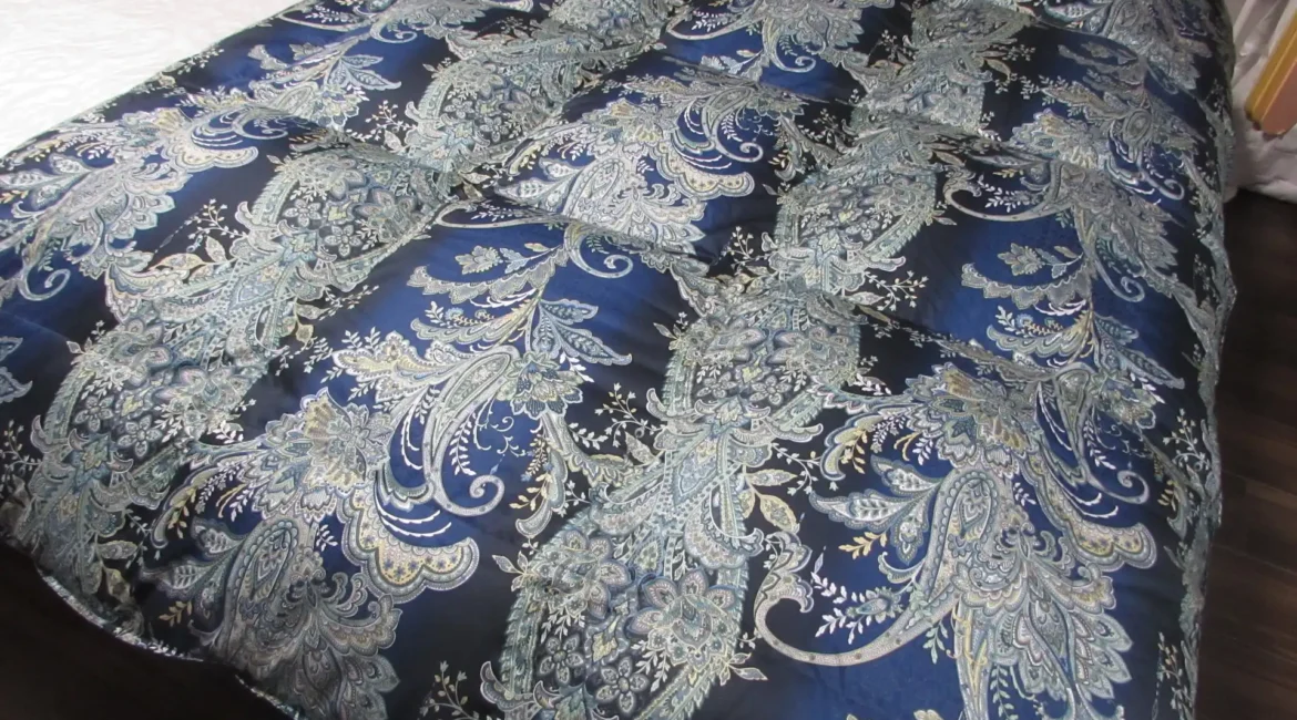 青い柄の羽毛布団