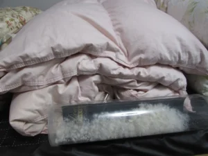 羽毛布団と透明な筒に入った羽毛