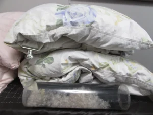 羽毛布団と透明な筒に入った羽毛