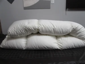 二つに折りたたまれた羽毛布団