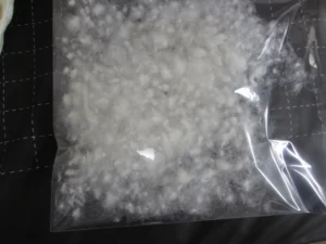 透明な袋に入った羽毛