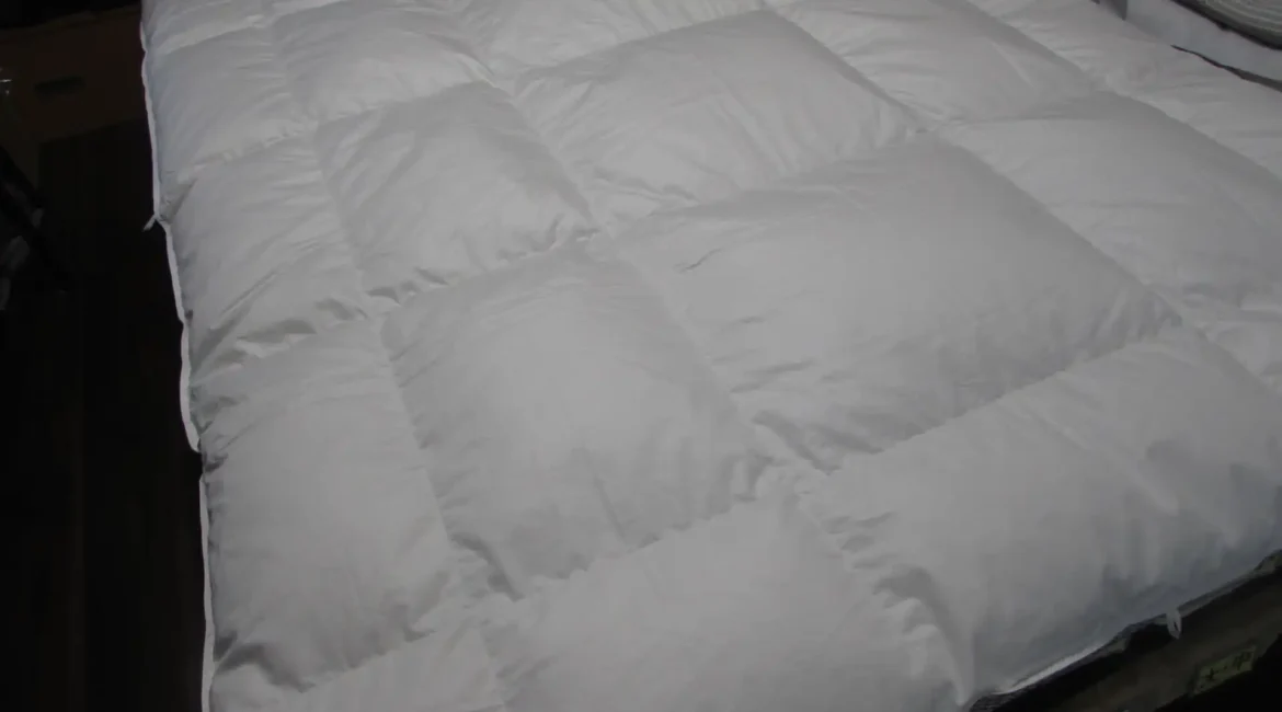 白い羽毛布団