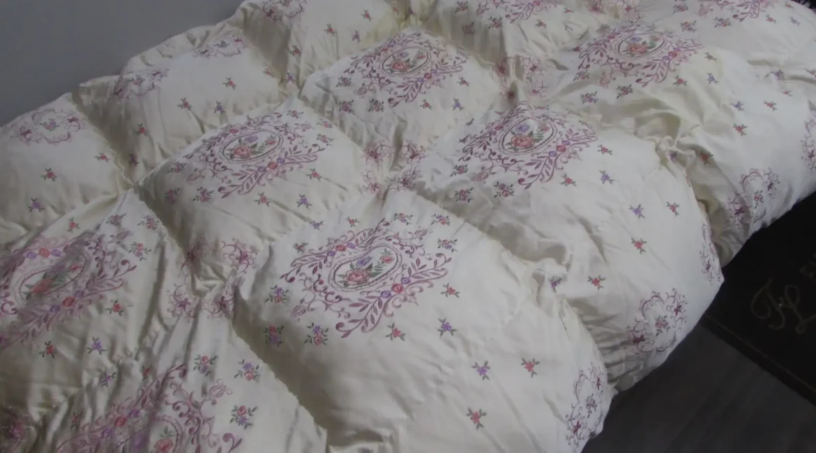 白色系柄羽毛布団