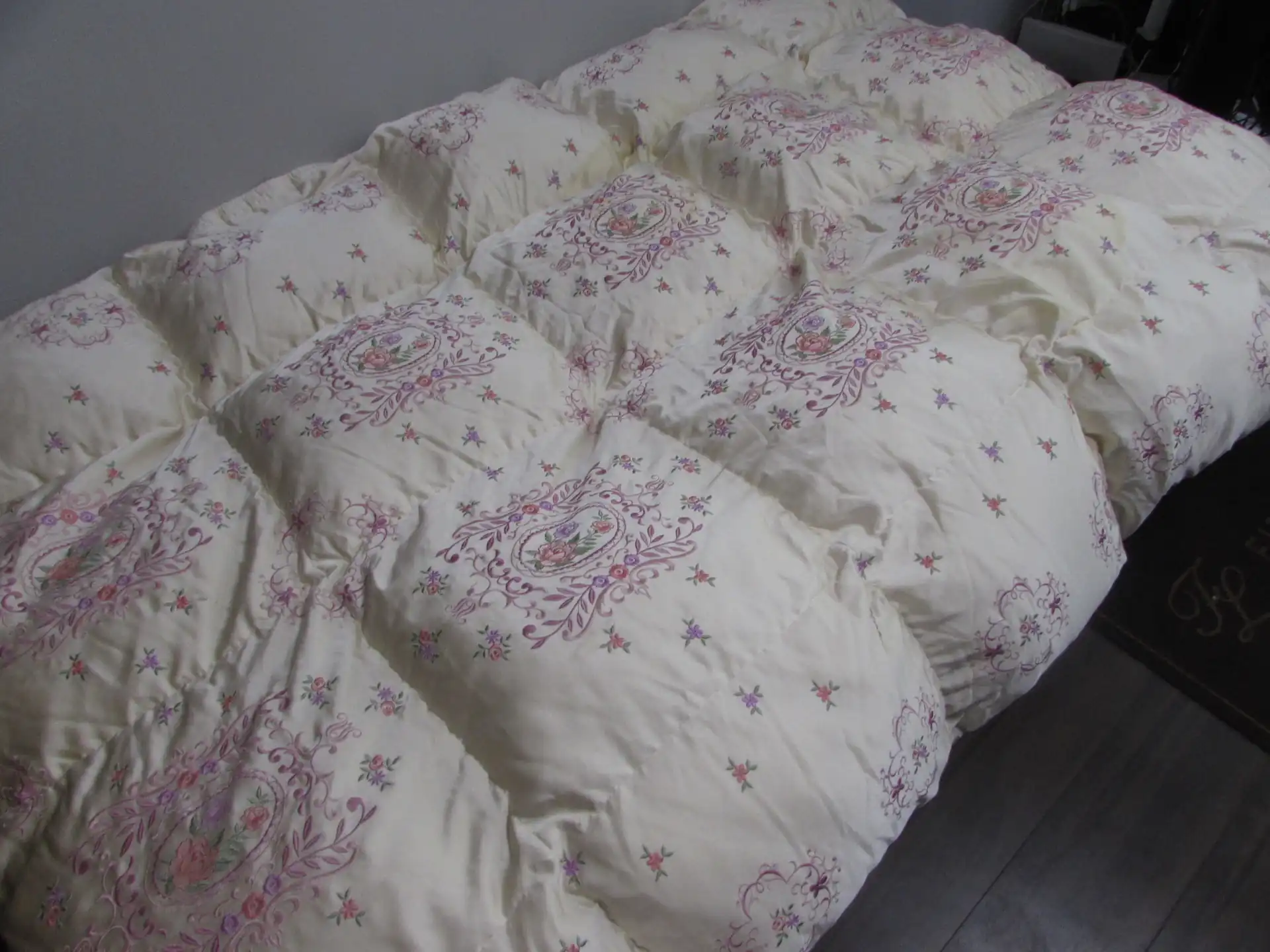 白色系柄羽毛布団