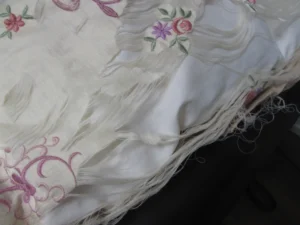 シルク生地の為裂けて中の生地（中袋）が見えている