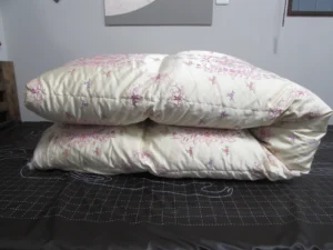 二つに折りたたまれた羽毛布団