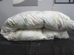 二つに折りたたまれた羽毛布団