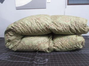 二つに折りたたまれた羽毛布団