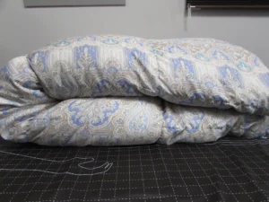 二つに折りたたまれた羽毛布団