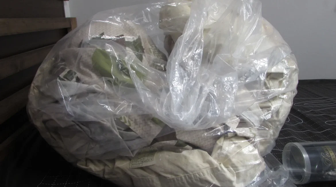 透明なカバーに入った羽毛布団