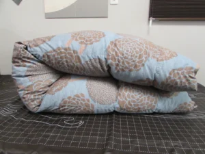 二つに折りたたまれた羽毛布団