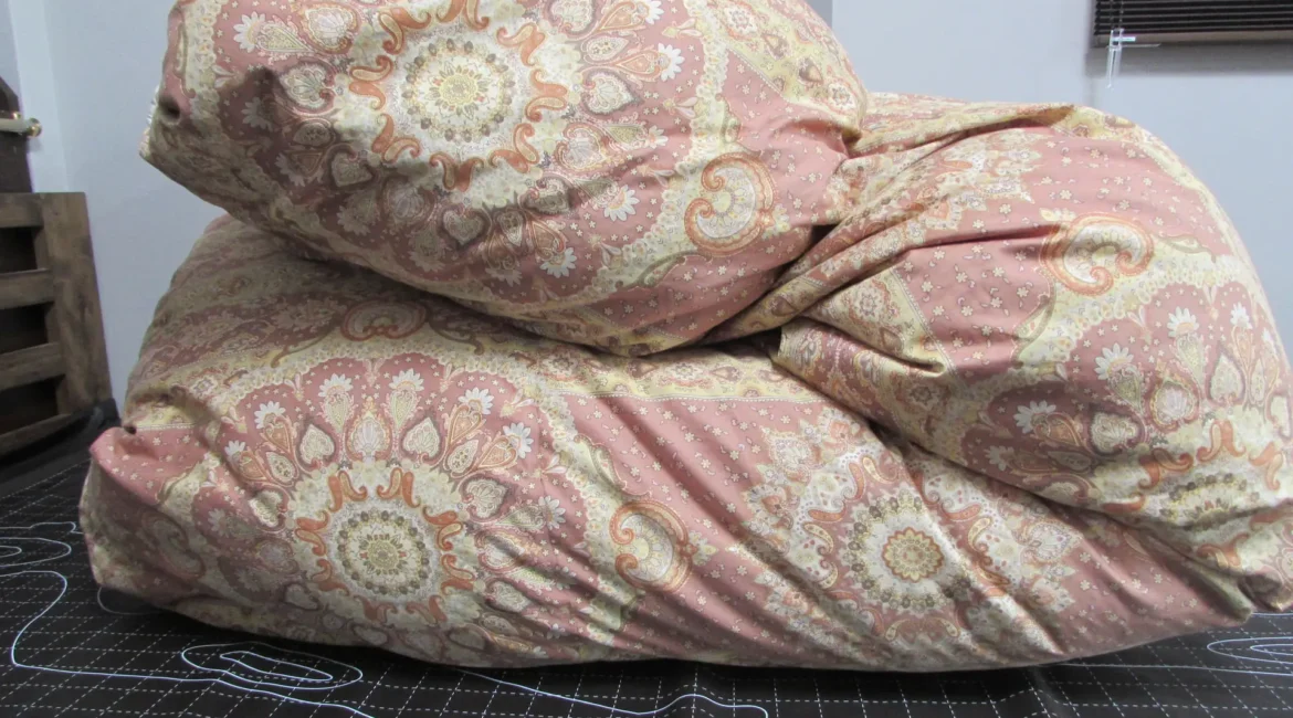 二つに折りたたまれた羽毛布団