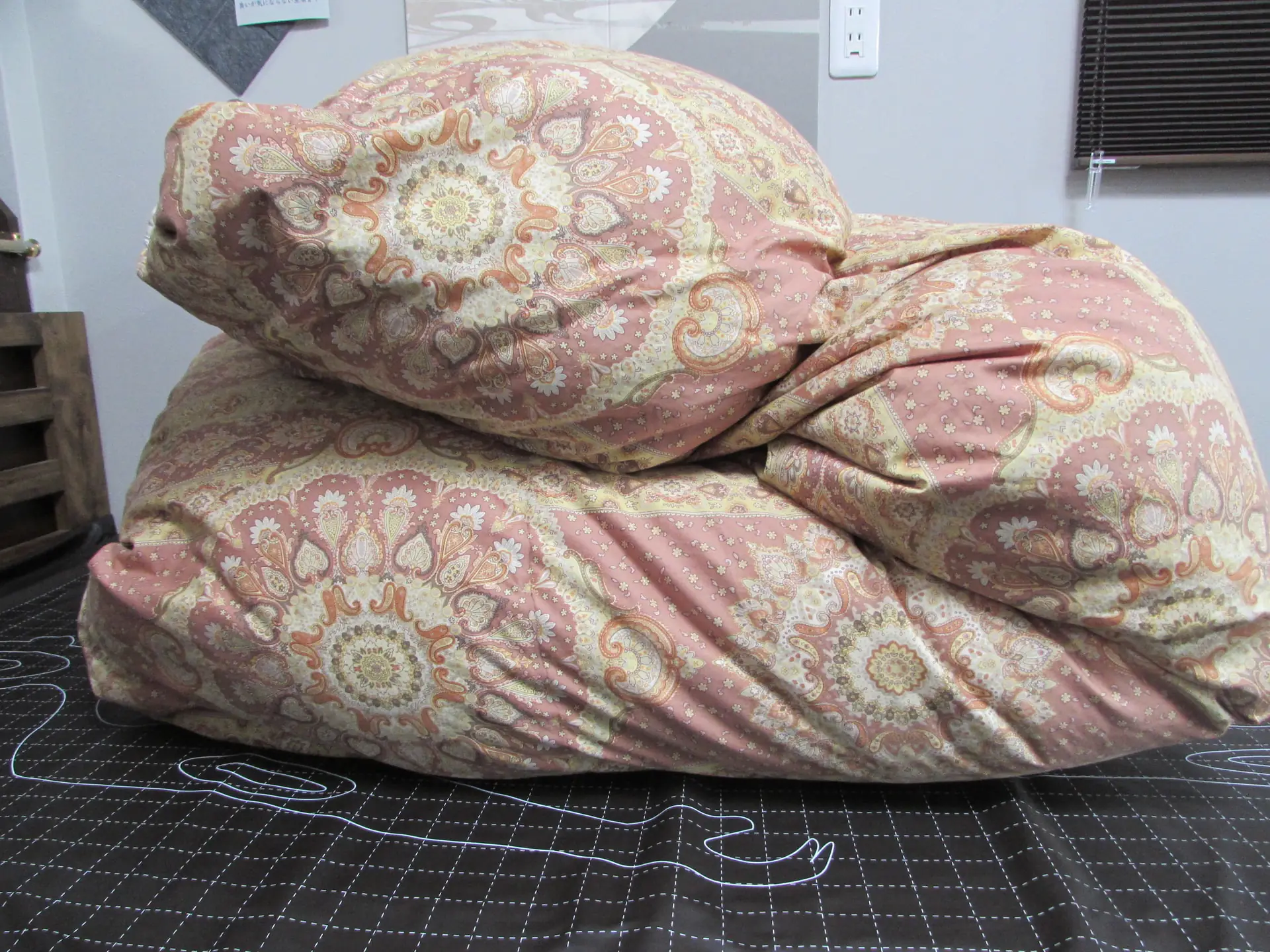 二つに折りたたまれた羽毛布団