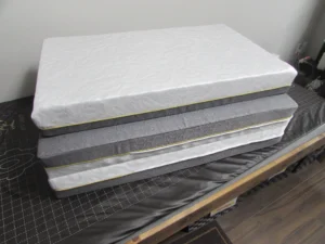 マットレスが積み重なっている