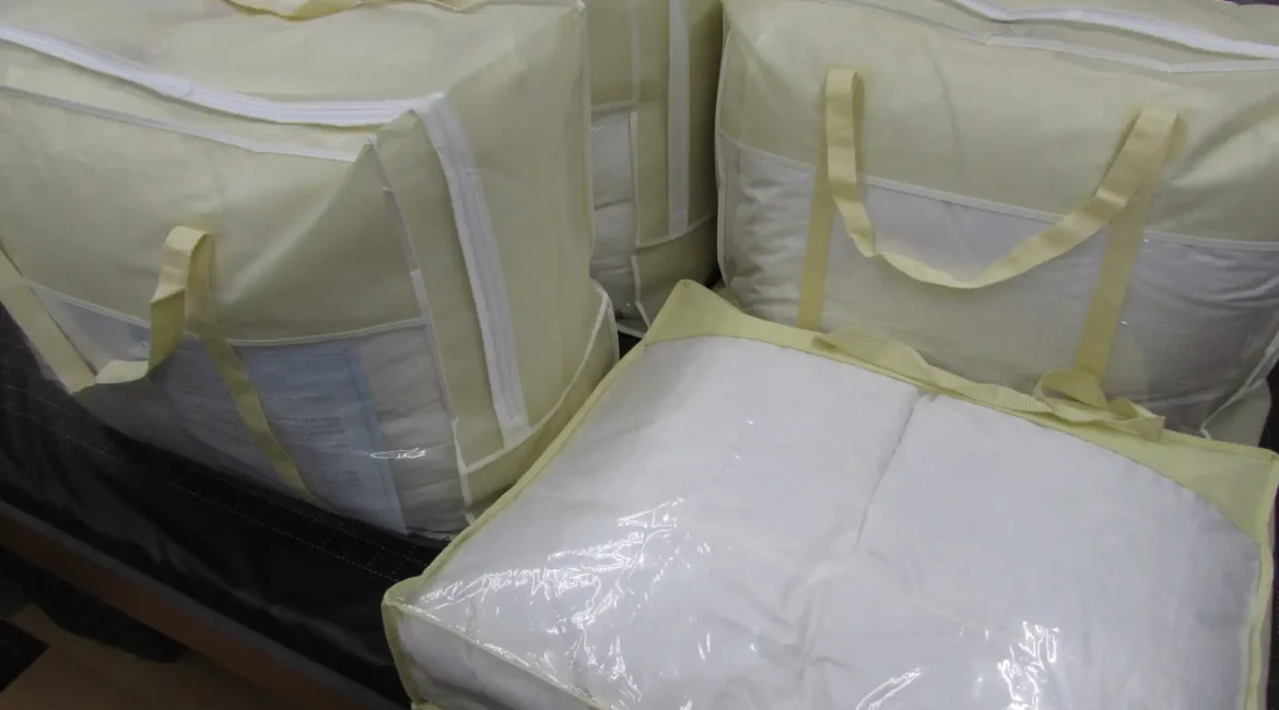 専用袋に入った羽毛布団